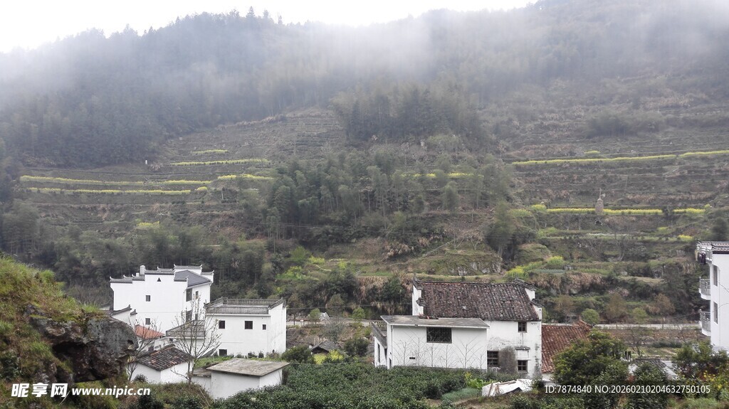 婺源山间云雾缭绕的白墙村落