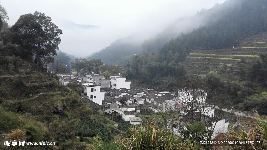 婺源山间雾绕的宁静村落