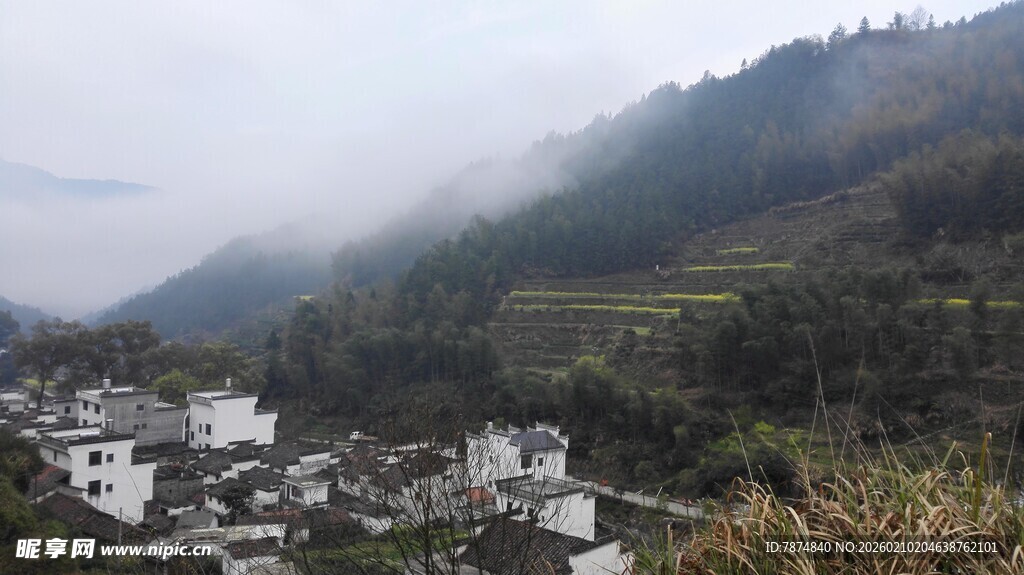 婺源山间村落 云雾缭绕之景