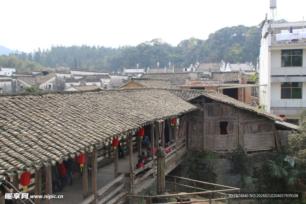婺源古朴村落瓦房景观