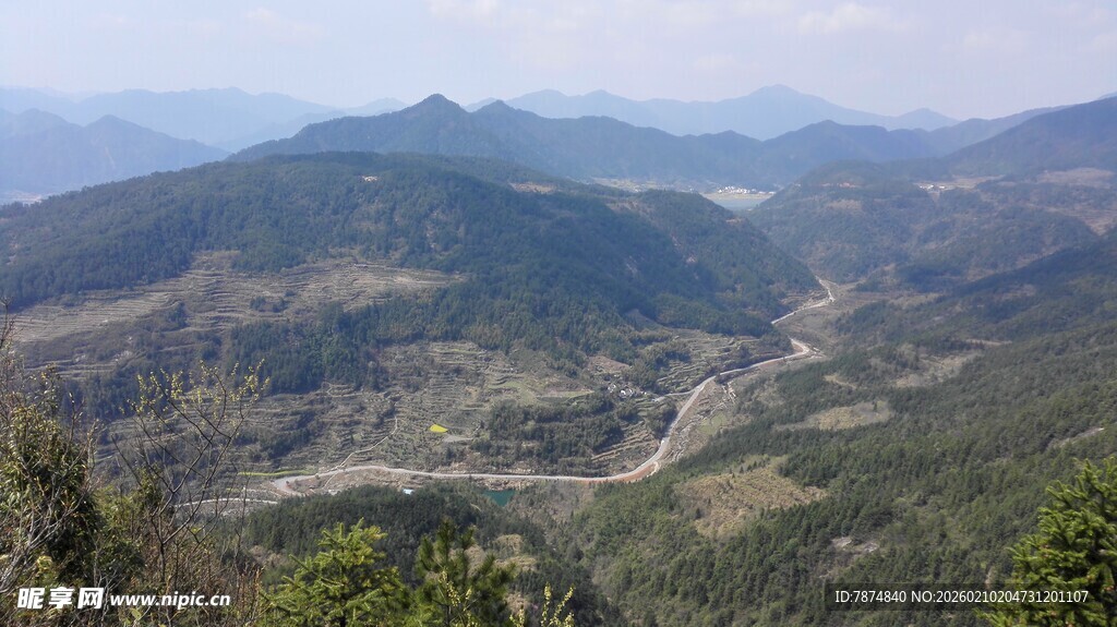 婺源山峦起伏的壮阔自然景观