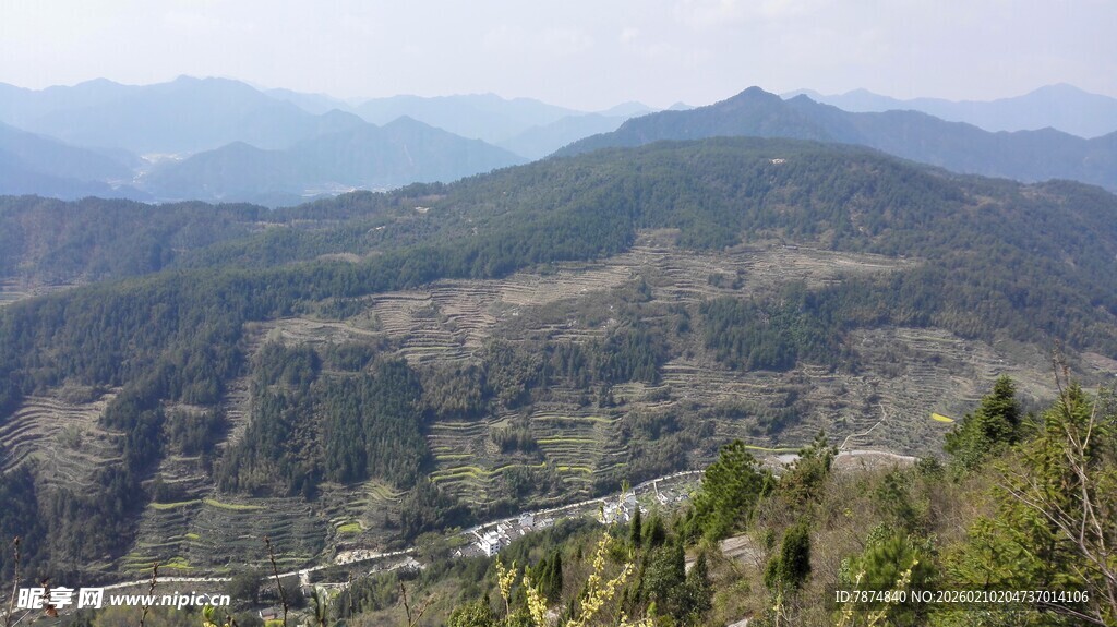 婺源山峦叠翠的自然风光