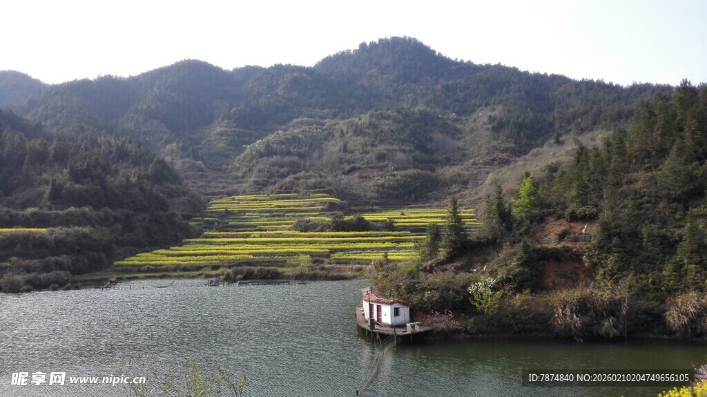 婺源山水间的孤舟美景