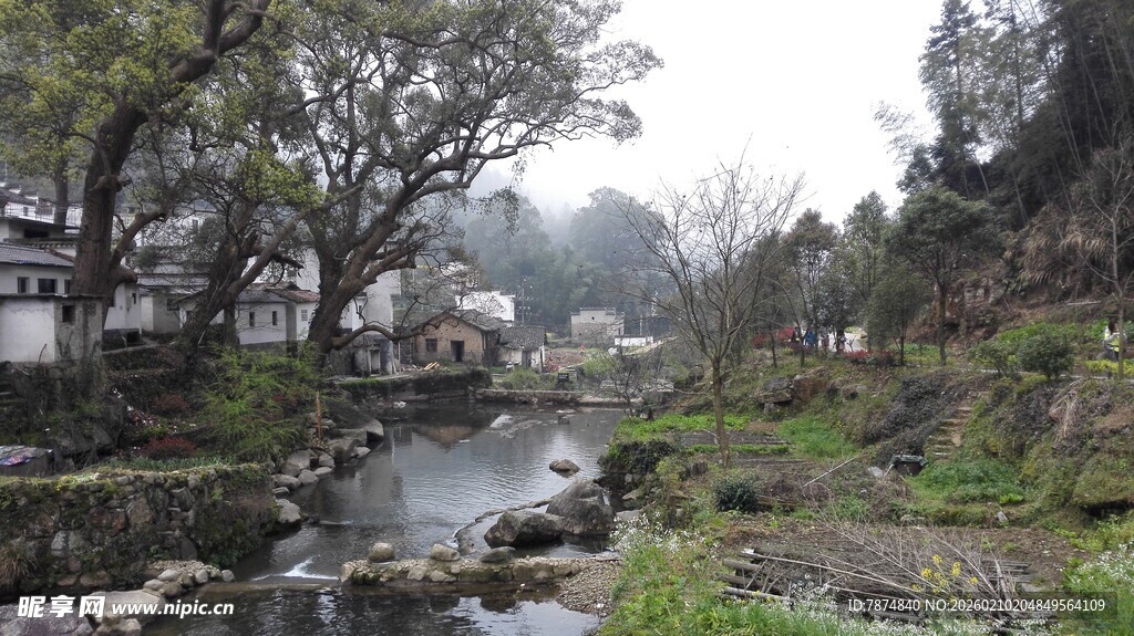 婺源山间小溪旁的乡村景致