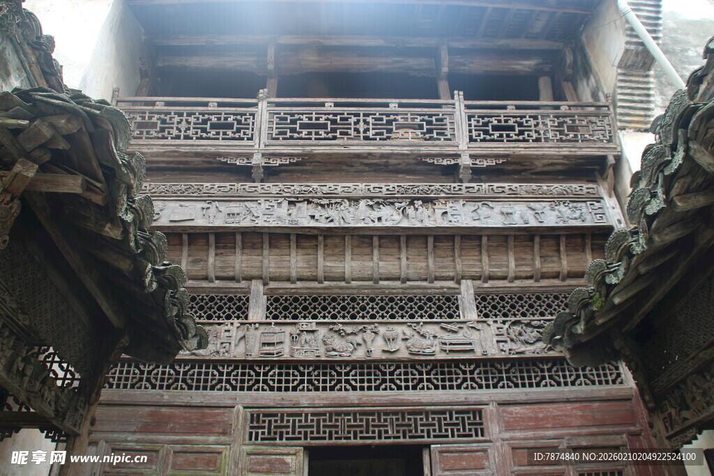 婺源古建屋檐下的精美雕刻