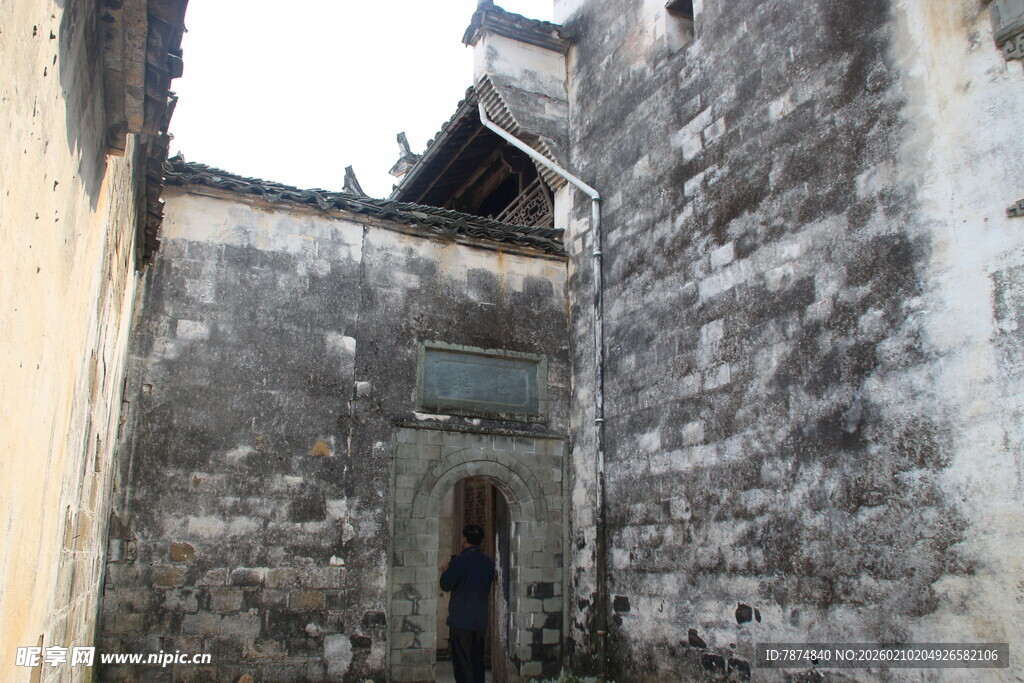 婺源古巷中的行人与斑驳老墙