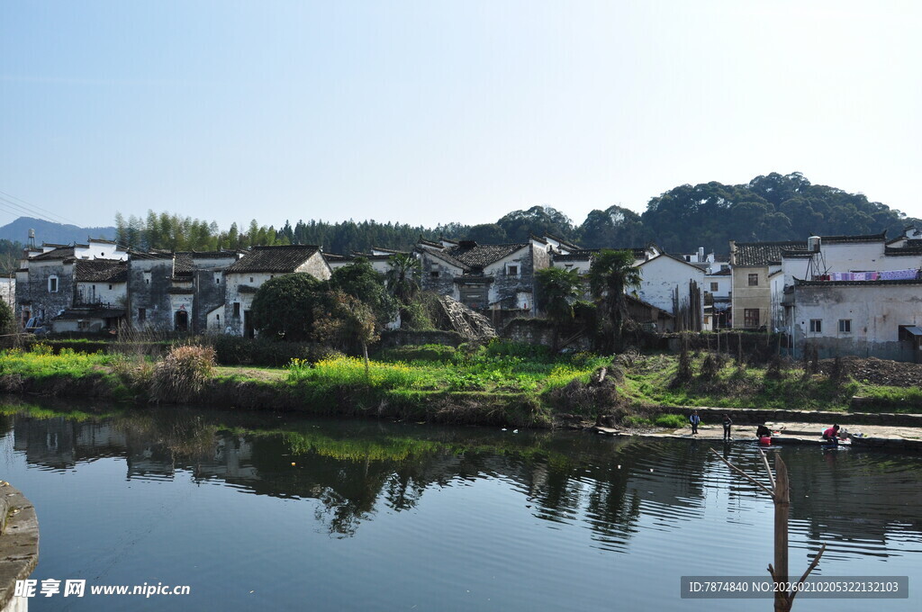 婺源宁静水乡村落 湖光倒影