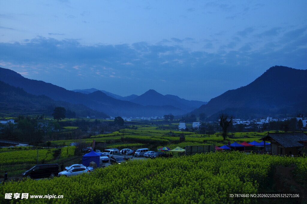 婺源乡村暮色中的田野与山峦