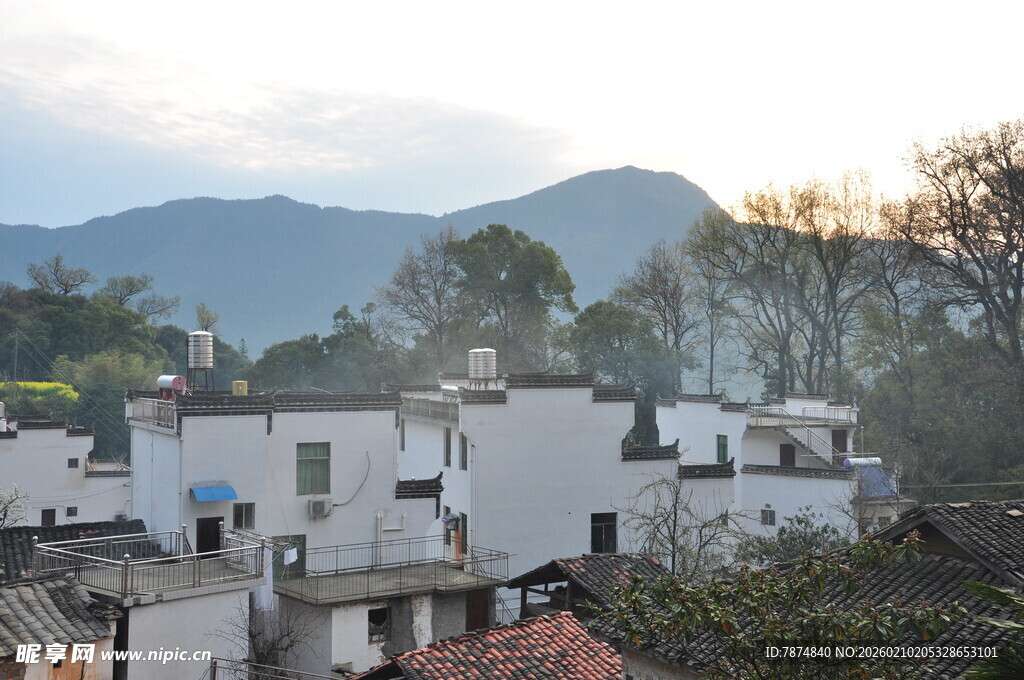 婺源山村白墙房屋与远山景色