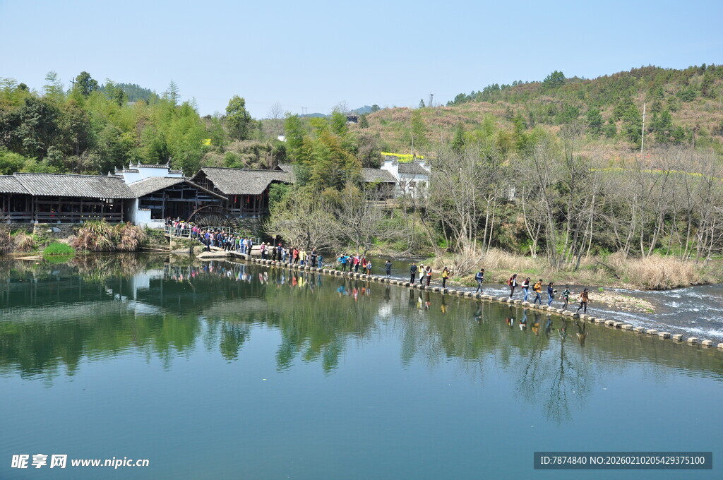 婺源宁静山水间的古朴村落