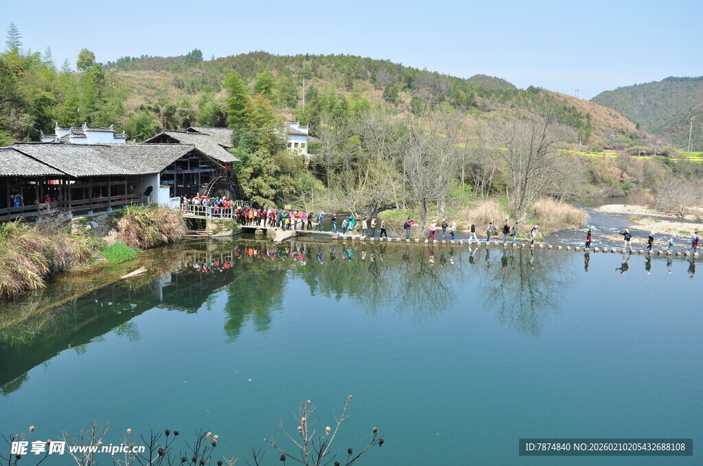 婺源湖畔古村美景