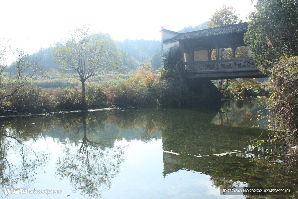 婺源水乡古桥映于宁静湖面