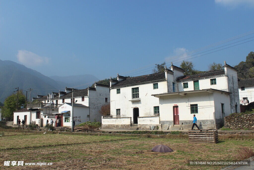 婺源白墙黑瓦的乡村民居