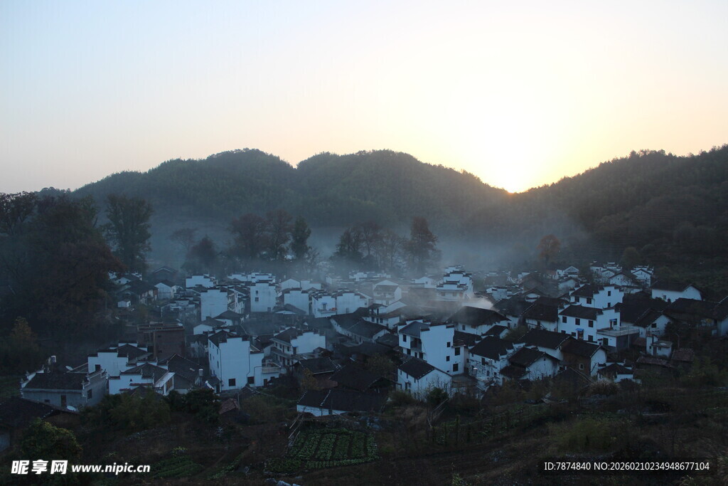 婺源山村晨景 薄雾笼罩的宁静