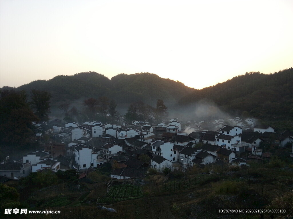 婺源山村暮色中的宁静村落