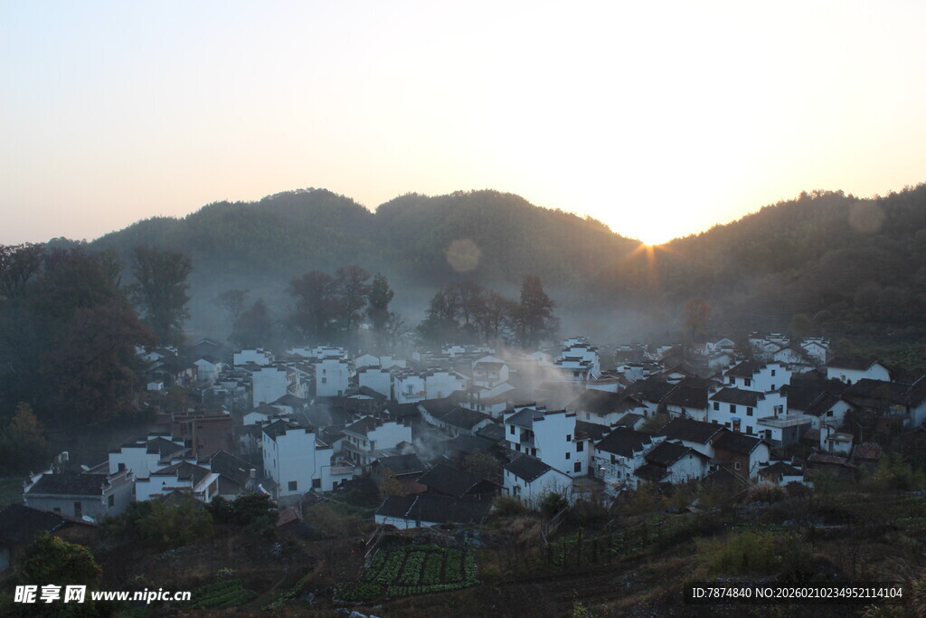 婺源山村晨曦中的宁静村落