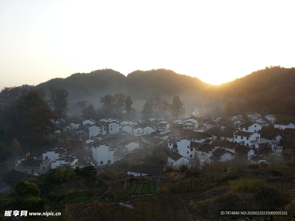 婺源夕阳下的山间村落美景