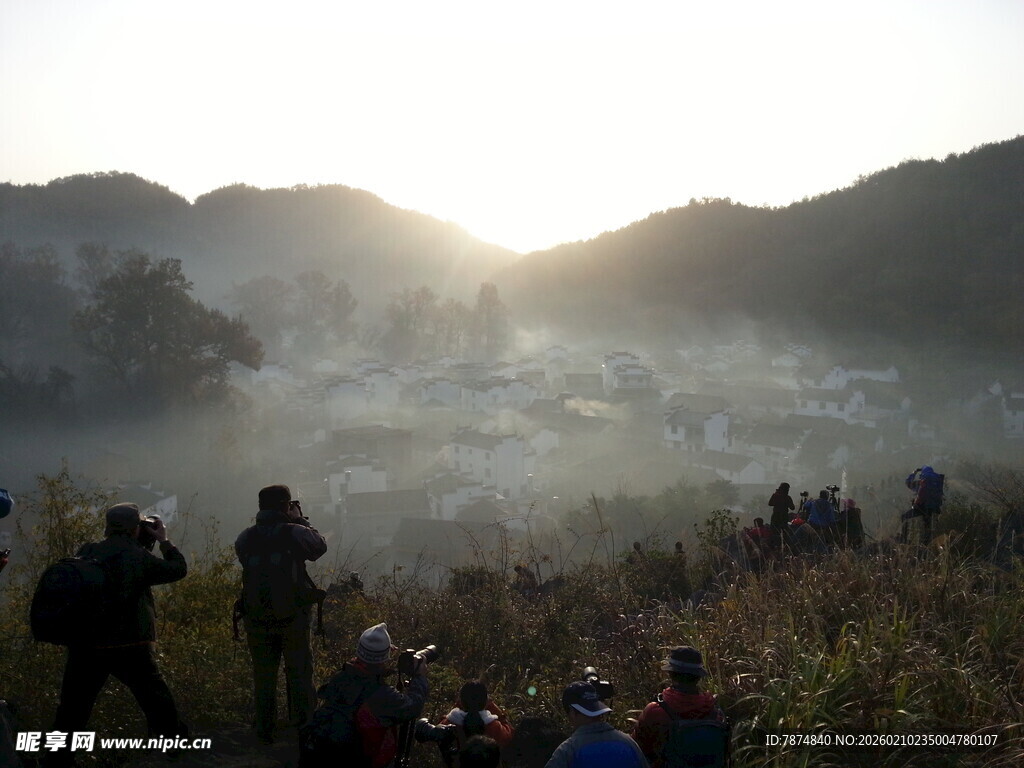 婺源日出山谷间的摄影人群