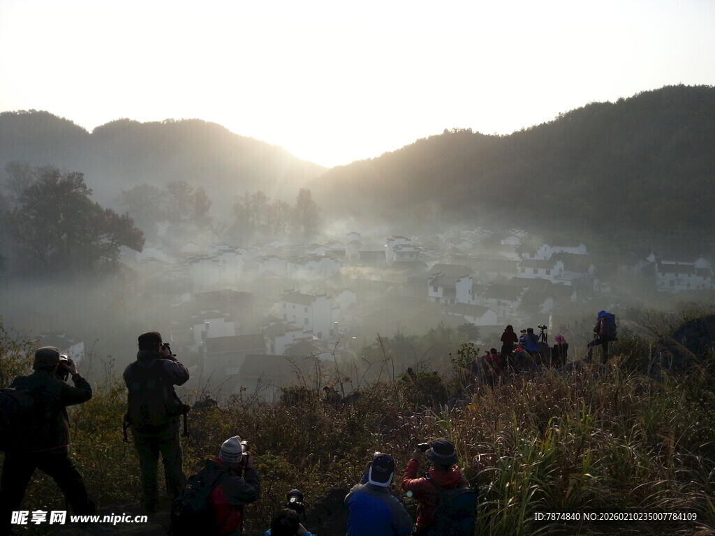 婺源日出时分山间的摄影人群