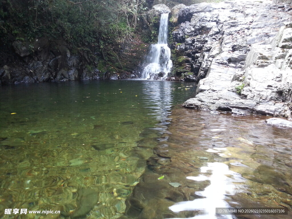 婺源山间清澈瀑布下的碧绿潭水