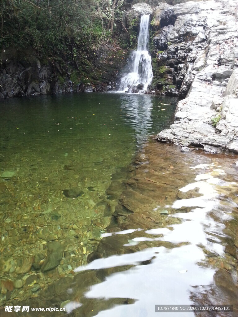 婺源山间清澈溪流与瀑布景观