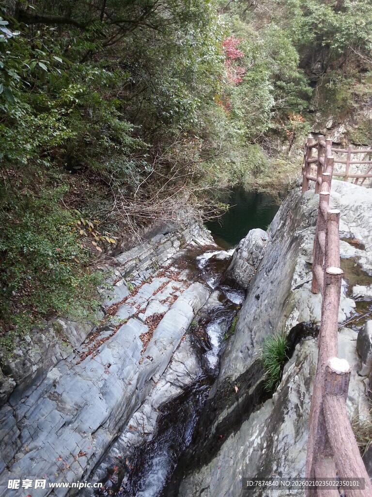 婺源山间峡谷溪流自然美景