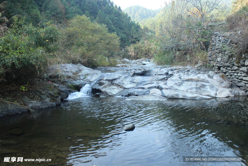婺源山间溪流潺潺 景致清幽