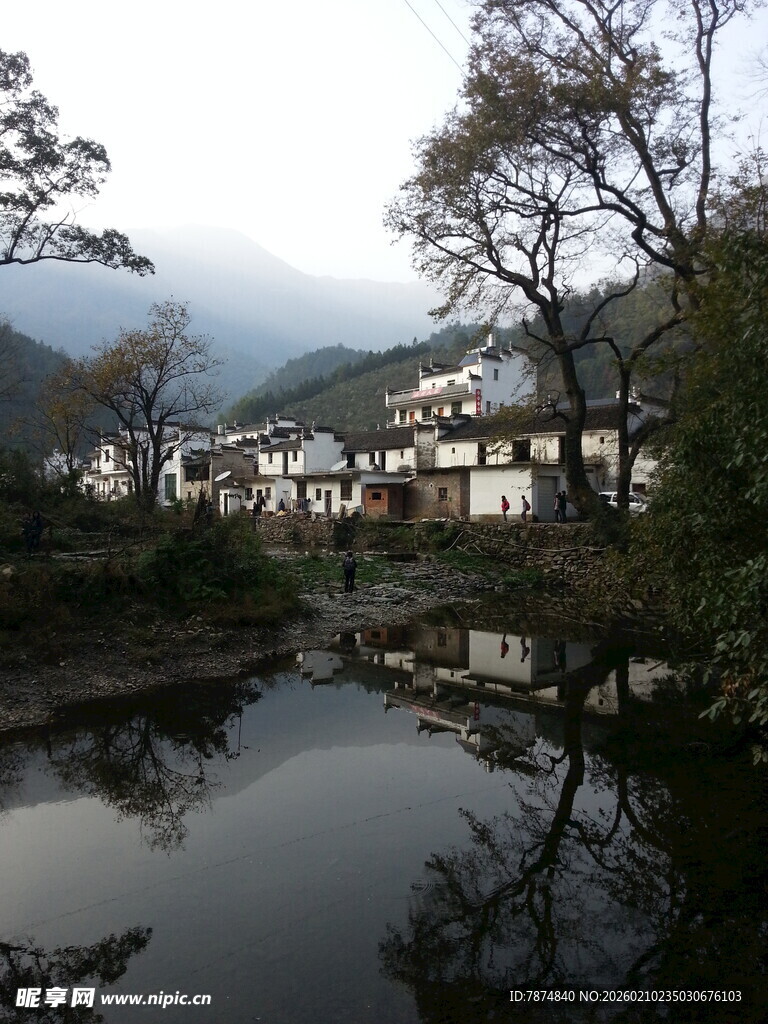 婺源江南水乡静谧村落倒影