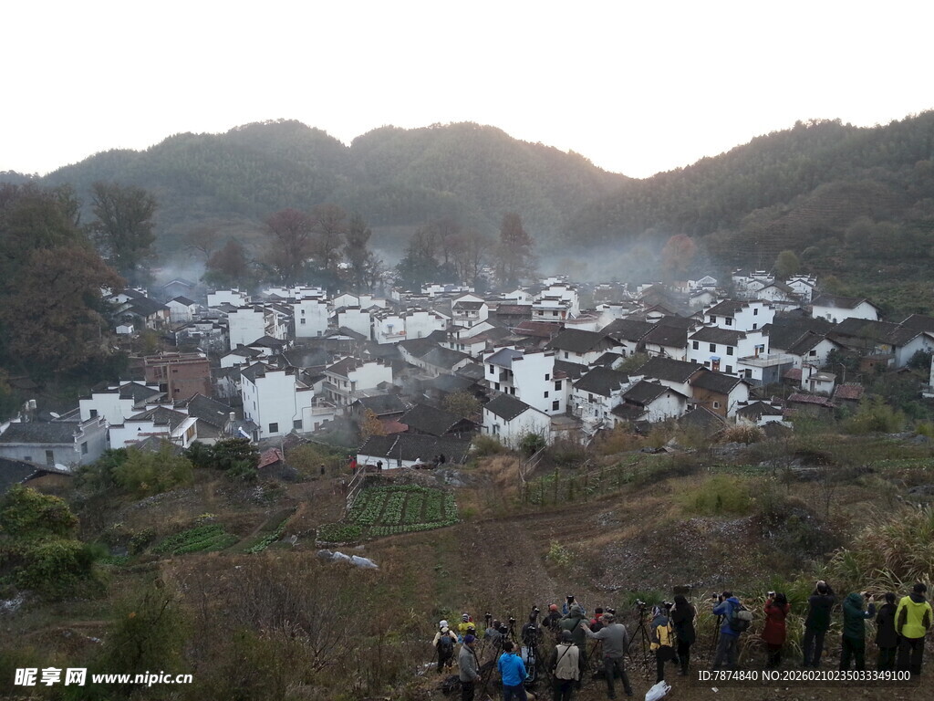 婺源山村晨景 游人赏景