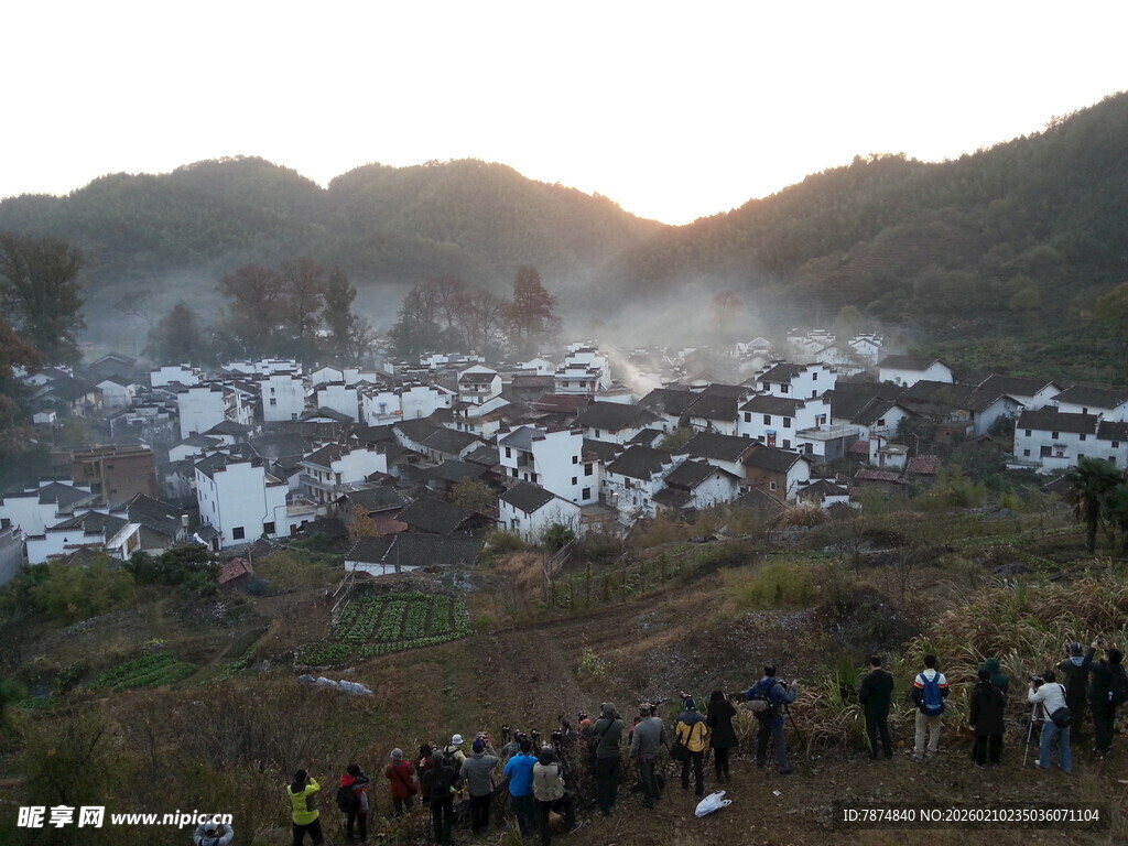 婺源山村日出景象吸引众多游客