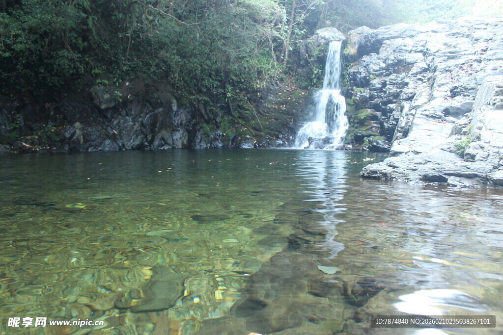 婺源山间清澈瀑布下的碧绿潭水