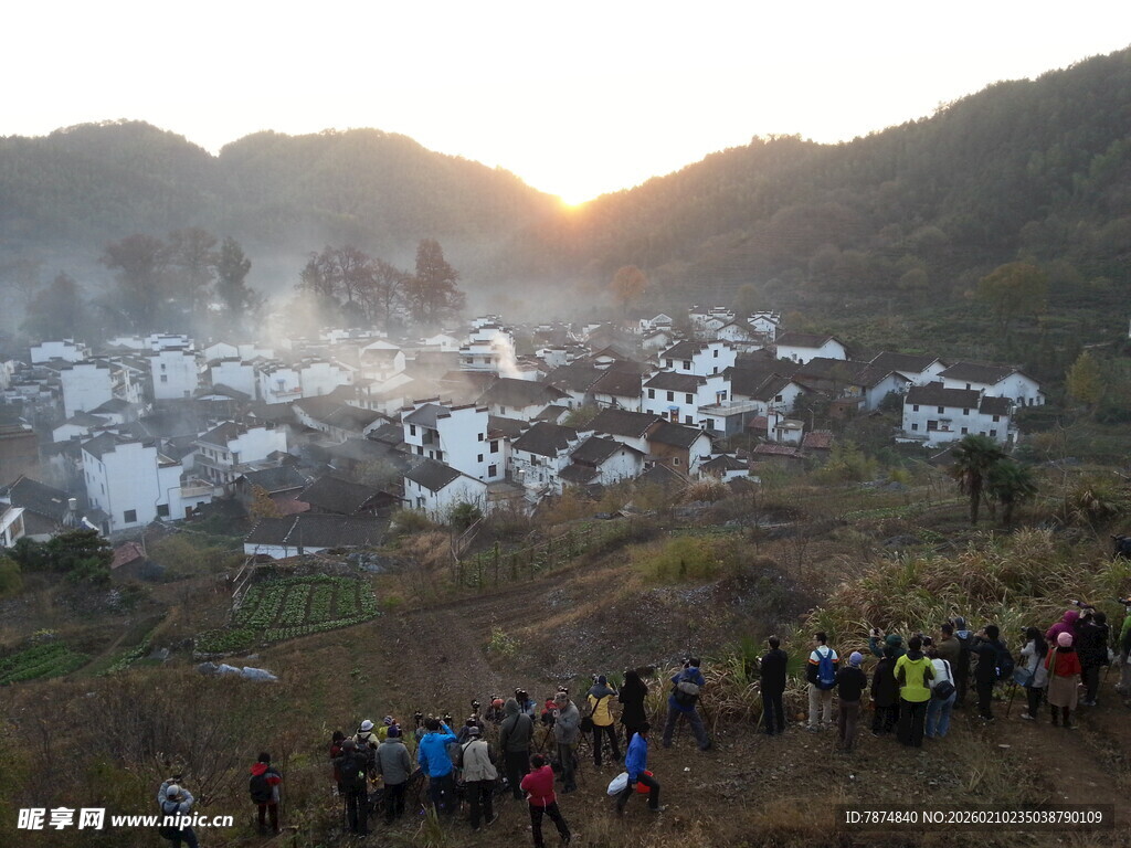 婺源山村晨曦下的徒步人群