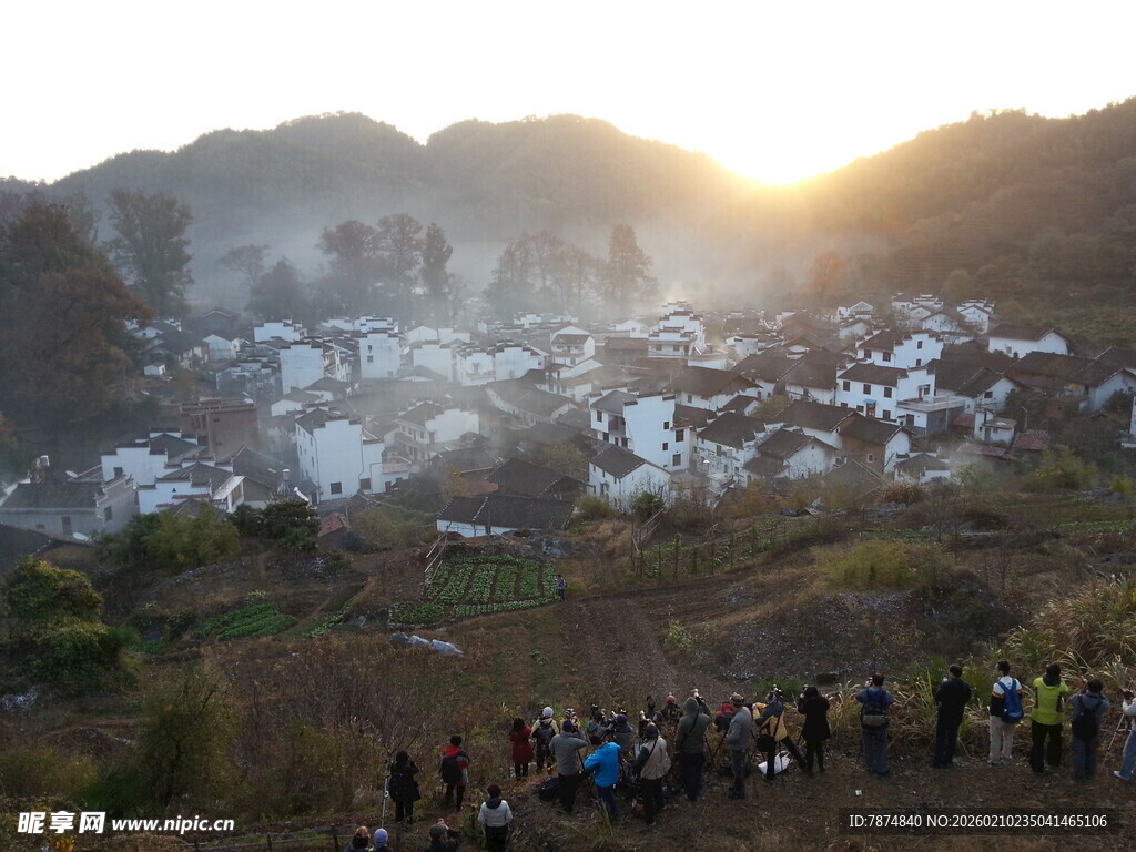 婺源山村日落游客观景
