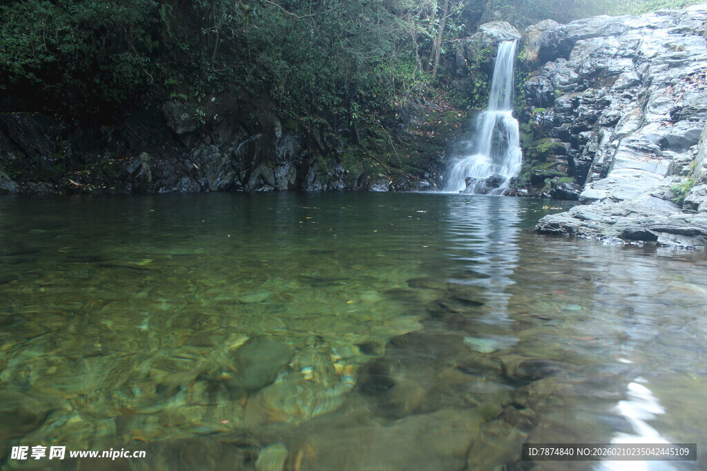婺源山间清澈潭水与瀑布景观