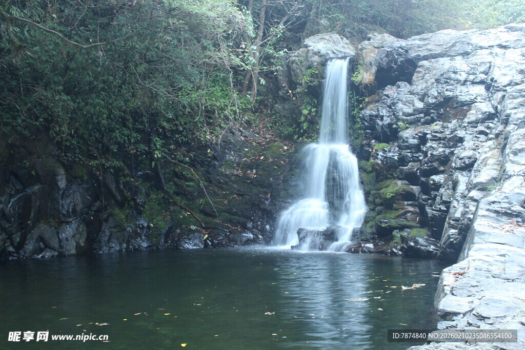 婺源山间瀑布下的碧绿潭水