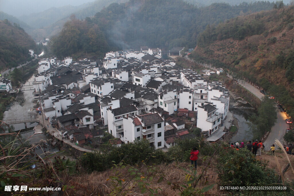 婺源雾中俯瞰古朴村落风光