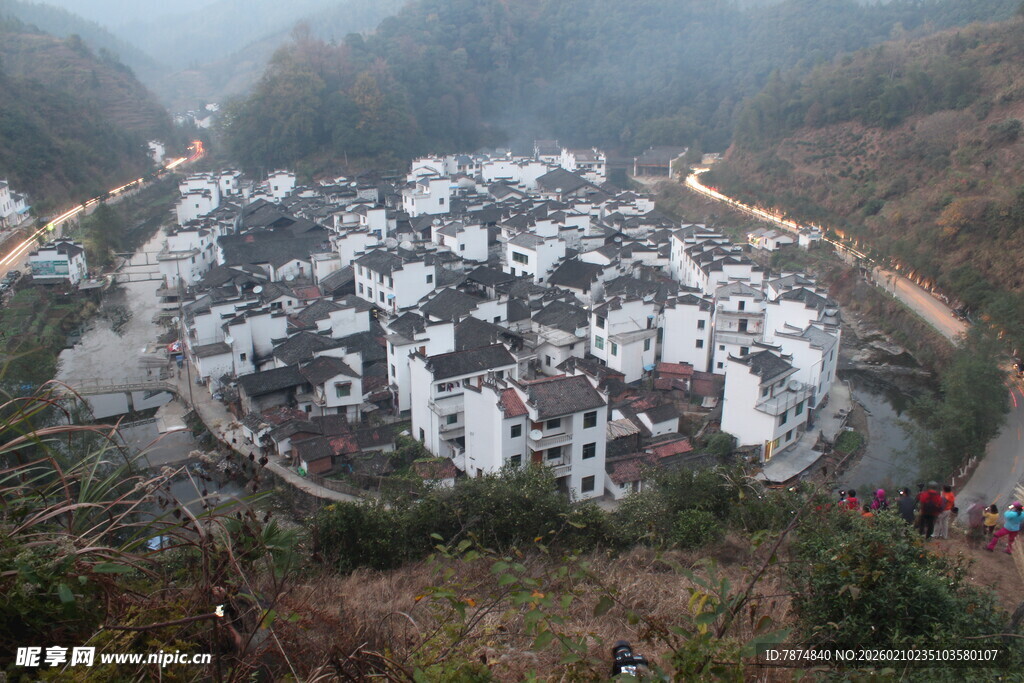 婺源雾中徽派古村落美景