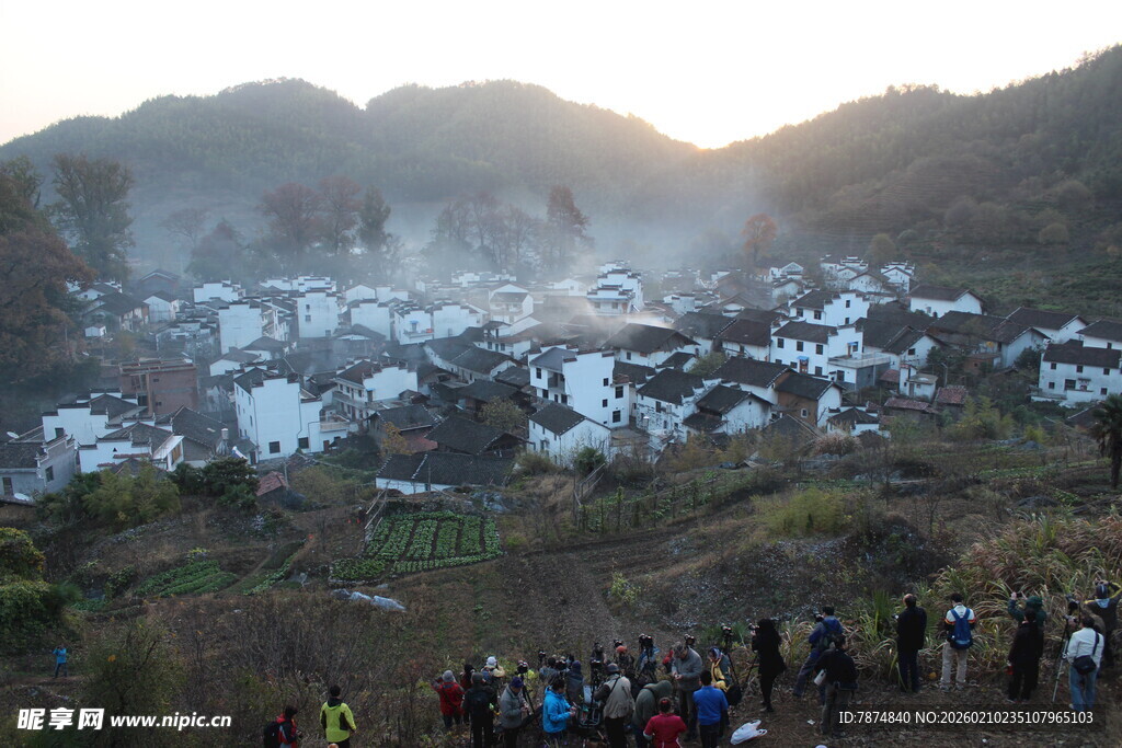 婺源山村晨曦下的游人景观