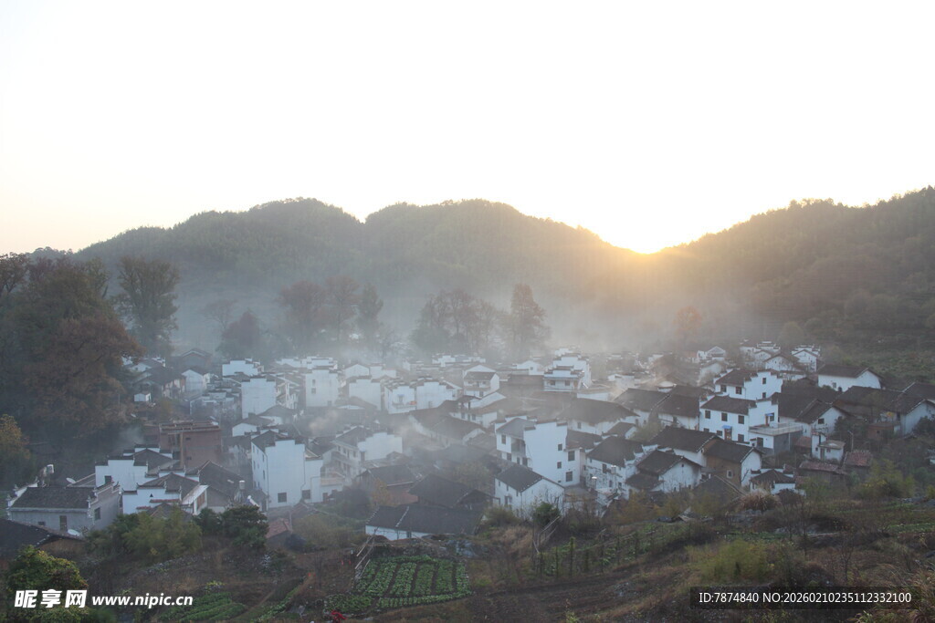 婺源山村晨曦中的宁静村落