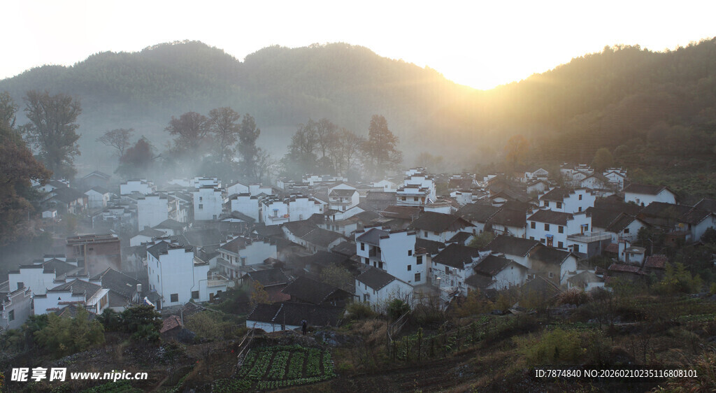 婺源山村晨景 阳光洒落村落