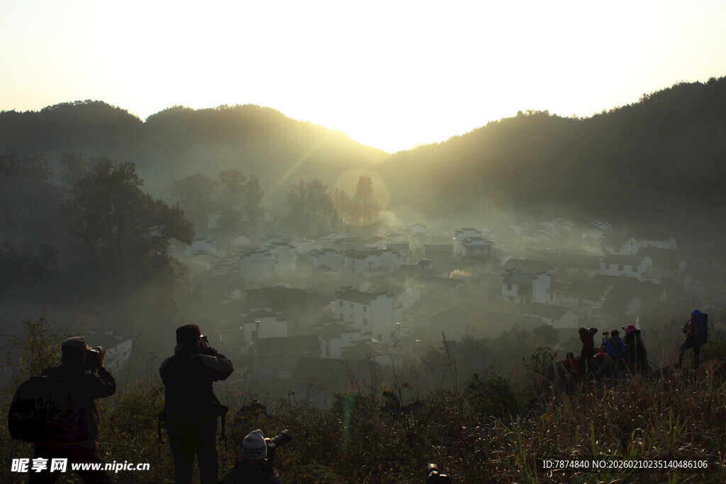 婺源日出下的山间徒步场景