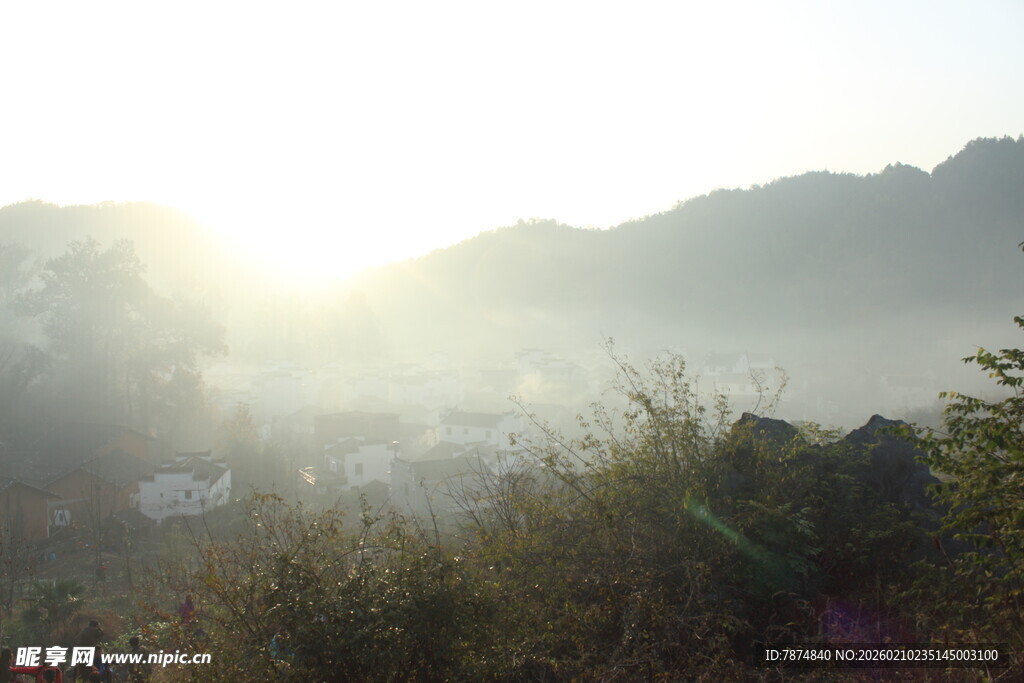 婺源山间晨雾中的朦胧美景