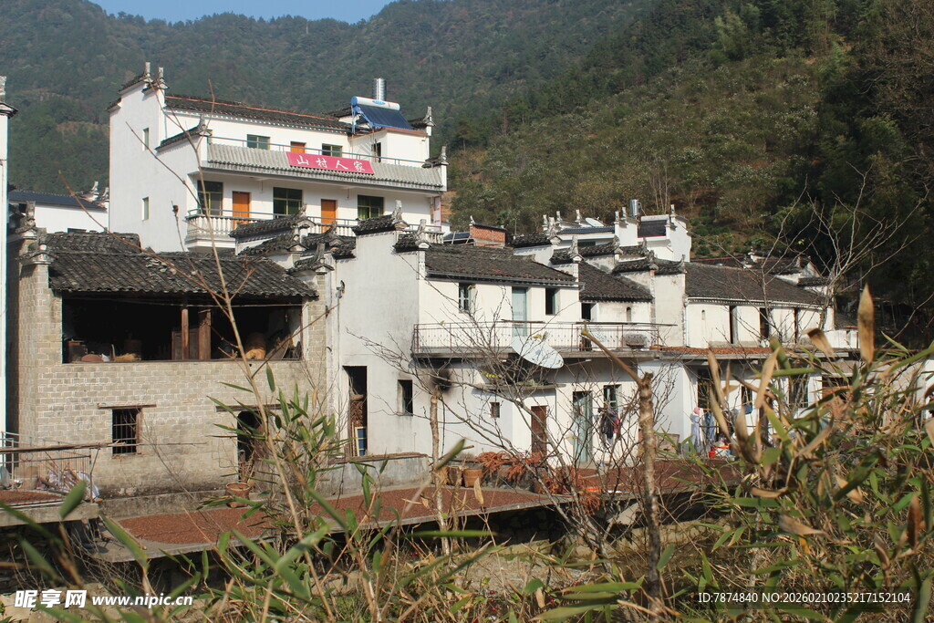 婺源徽派古村落依山傍水景致