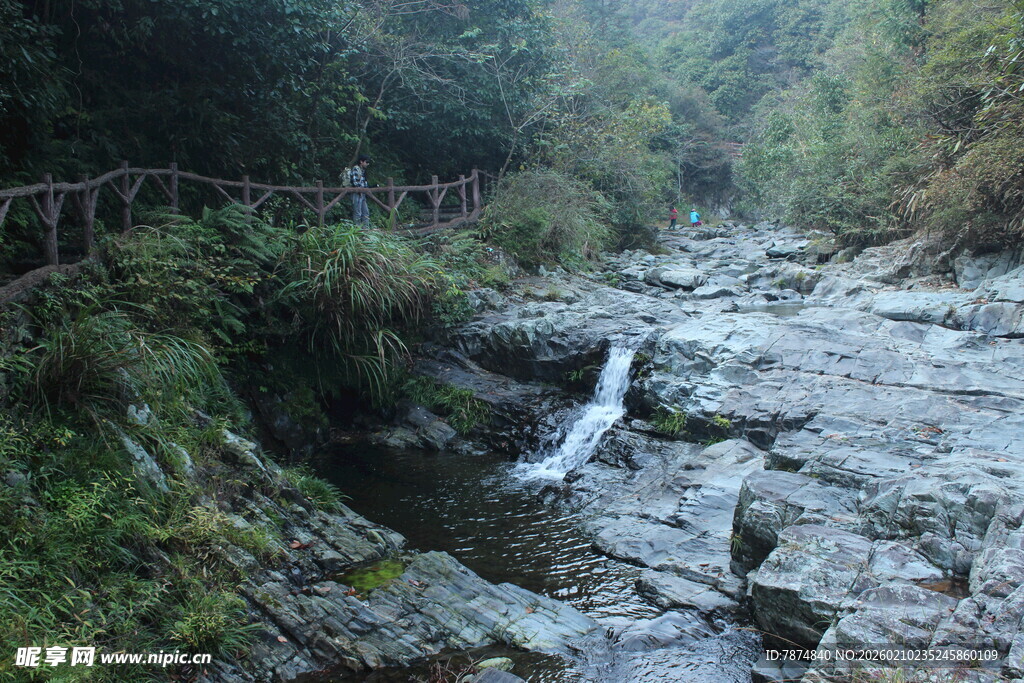 婺源山间溪流小径自然美景