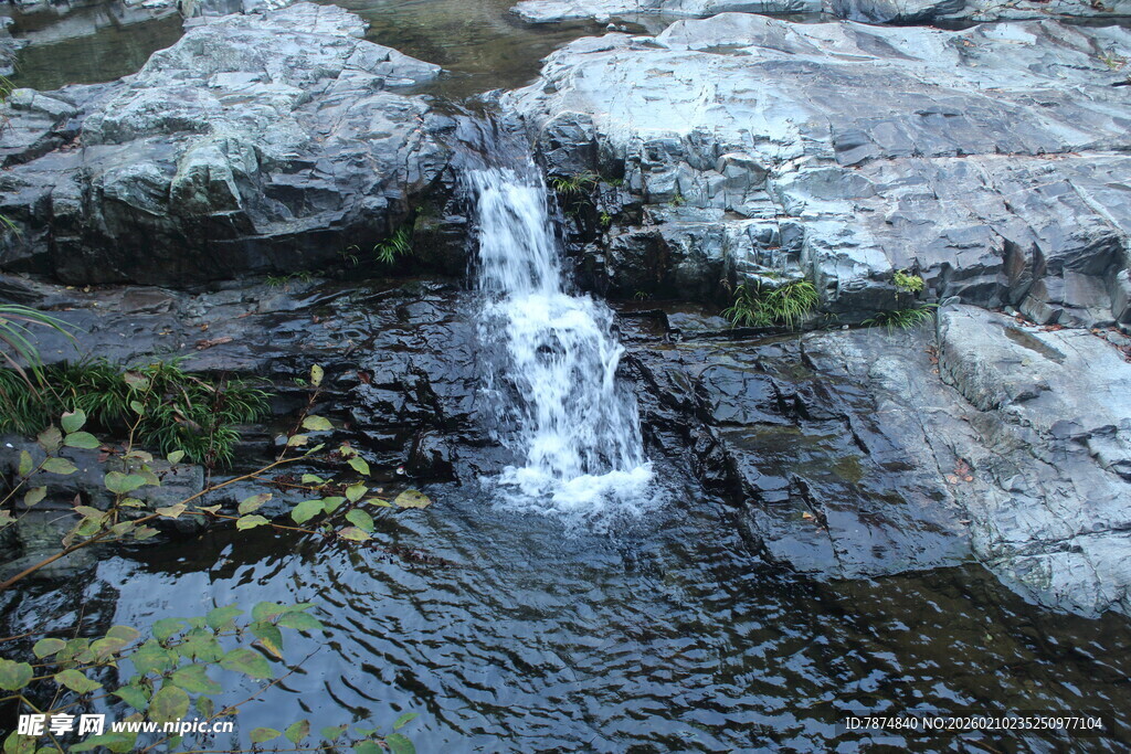 婺源山间小瀑布 灵动自然景