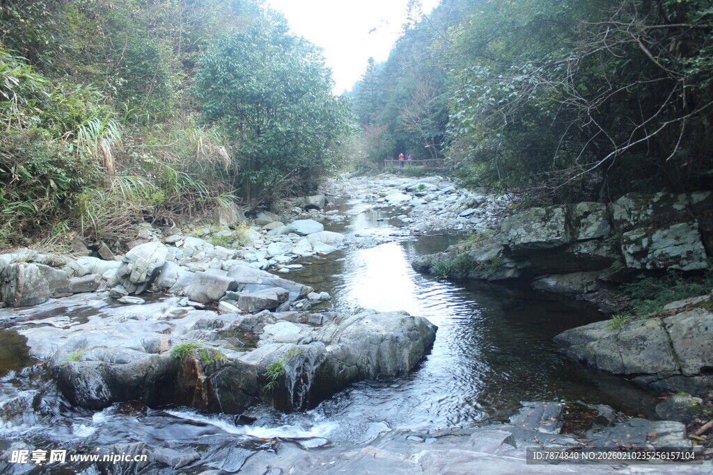 婺源山间溪流 石间潺潺流水