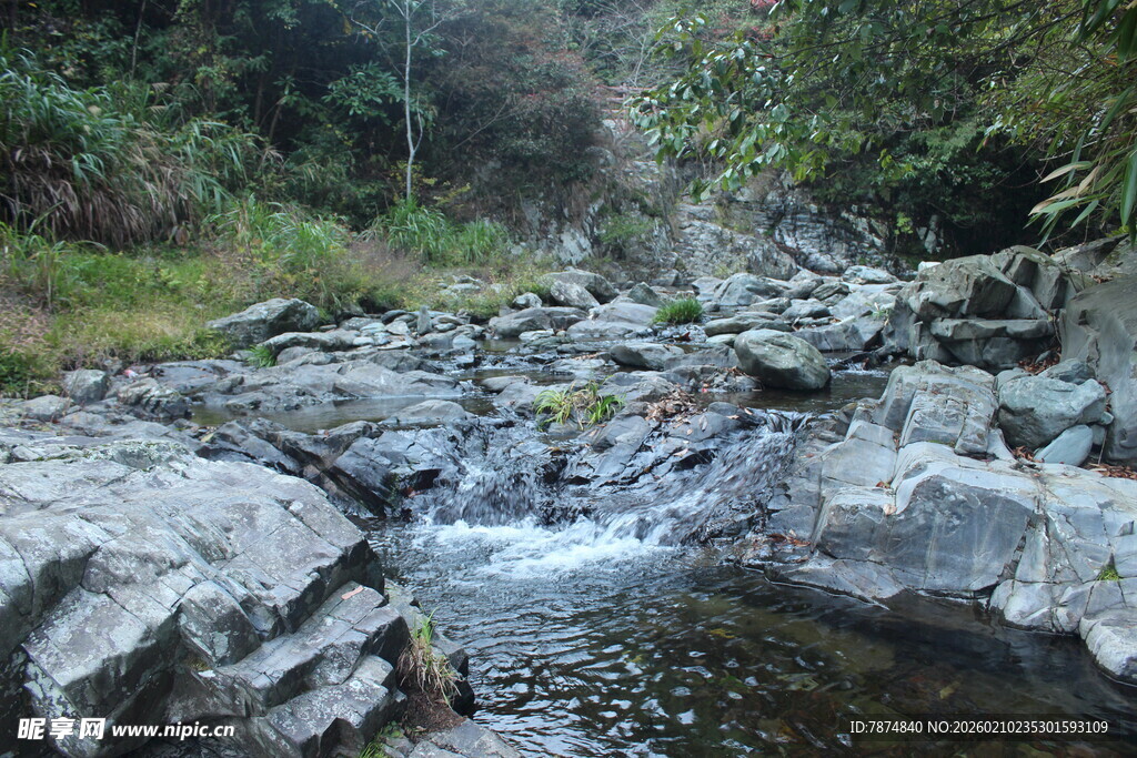 婺源山间溪流 石间潺潺流水