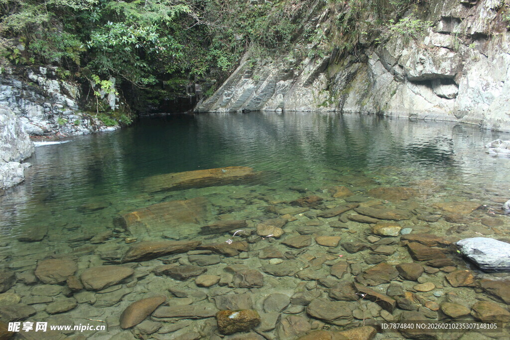 婺源山间清澈见底的幽潭