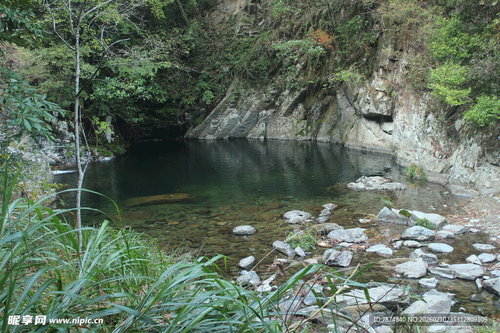 婺源山间幽潭 自然静谧之景