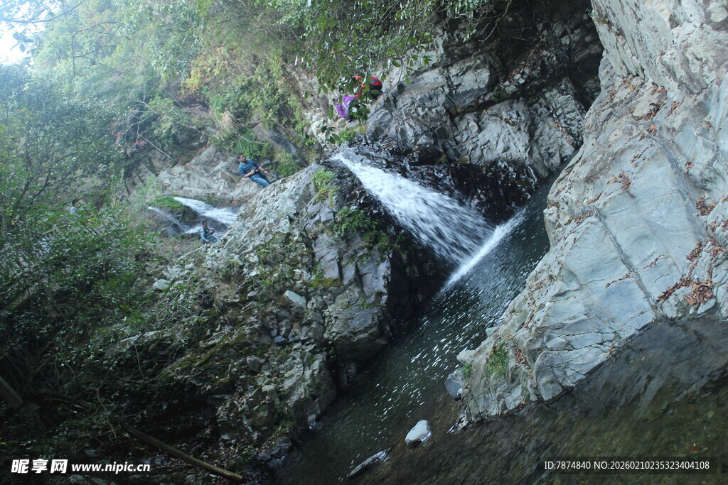婺源山间瀑布景观